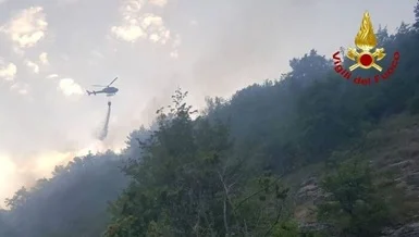 Incendio vegetazione ad Ascoli Piceno in zona boscosa, in azione anche un elicottero 