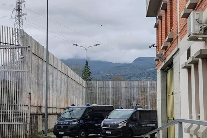 Tenta di introdurre cocaina in carcere spacciandola per un medicinale