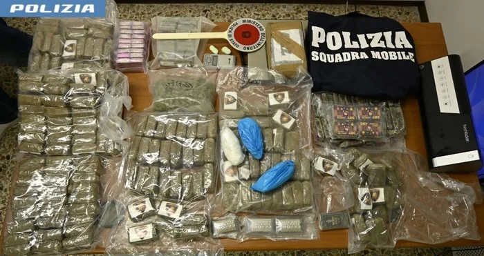 Centrale di spaccio nel Maceratese, scoperti 25 chili di droga nel bagno