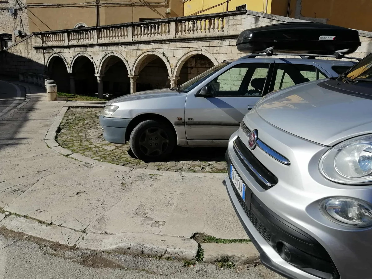 Ascoli Piceno - Lavatoio trasformato in parcheggio selvaggio: protesta l'opposizione