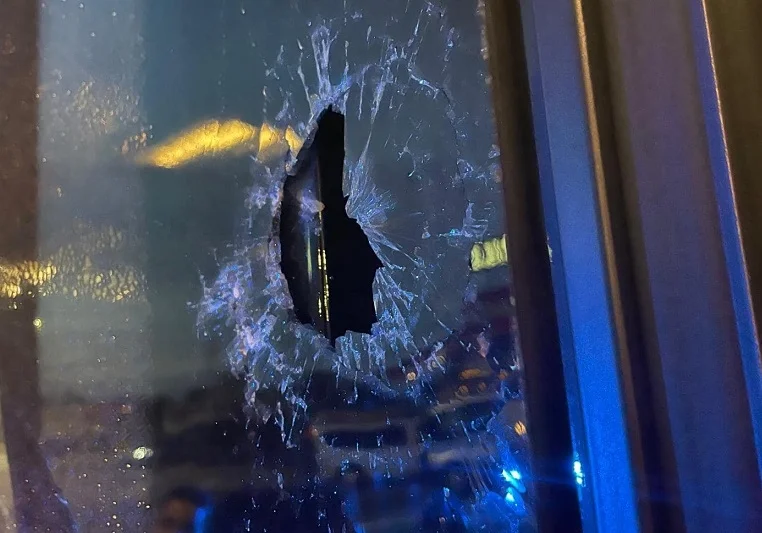 Lancio di fumogeni contro il pullman dei tifosi, paura e vetro rotto