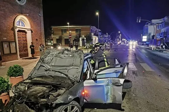 Scontro nella notte, l'auto si spezza in due: feriti i 4 occupanti dei due veicoli 