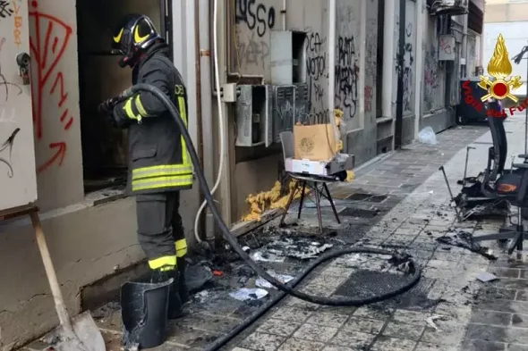 Incendio in un'attività commerciale di Civitanova, pronto intervento dei Vigili del fuoco