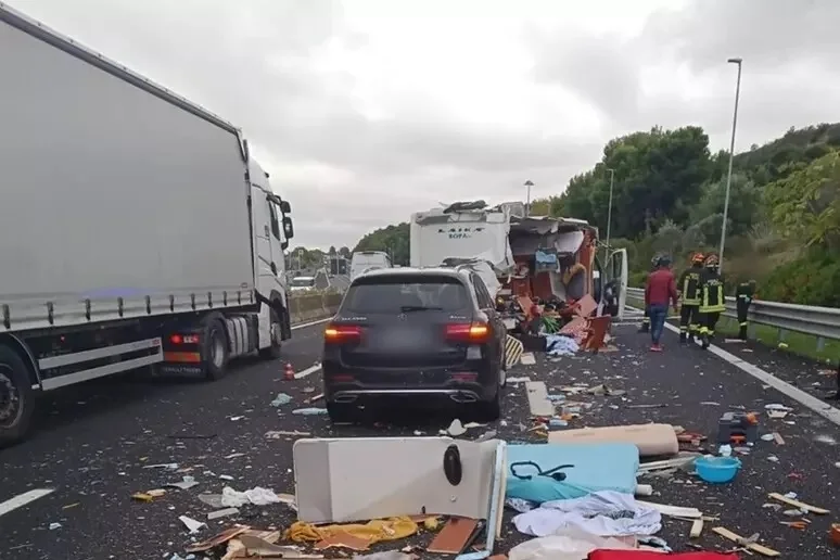 Camper squarciato sulla A14, mobilio invade la carreggiata