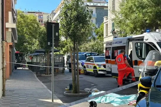 Incidente tra scooter e auto ad Ancona, morto un 70enne 