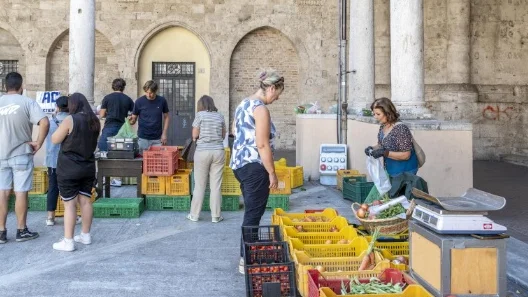 Ascoli Piceno - Aumenti del gasolio e crisi climatica, in difficoltà anche i venditori di frutta e verdura