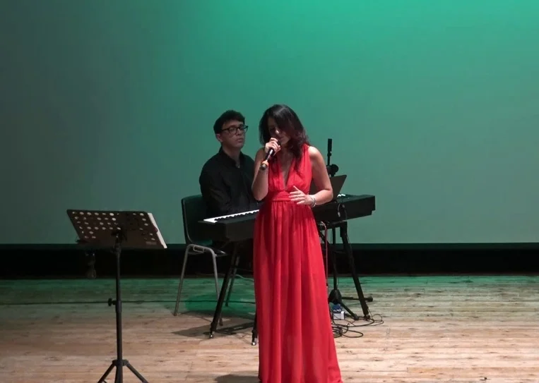 "NON M’IMPORTA DELLA LUNA", il pittore, la dea e un pianoforte