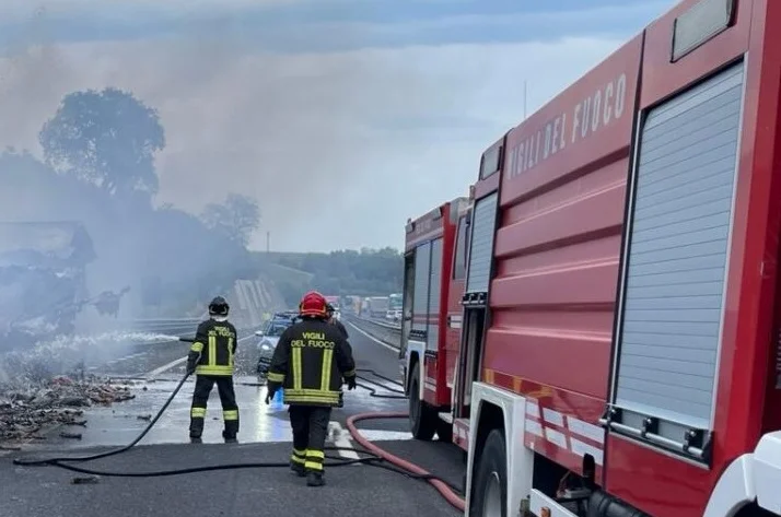 Tir a fuoco sulla A14 all'esterno della galleria Monte Renzo