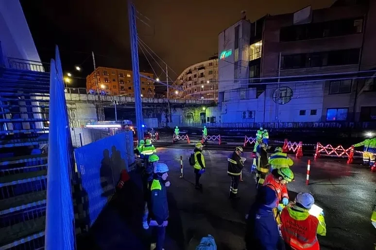Esercitazione della protezione civile con treno deragliato in galleria