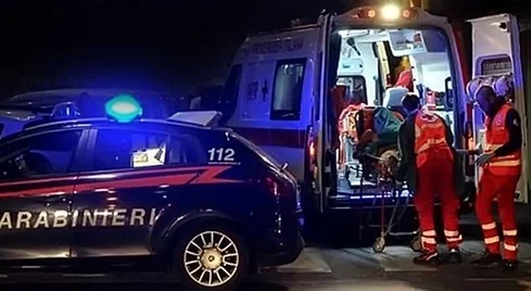 Accoltella e picchia ragazzi fuori da un pub, denunciato un 44enne
