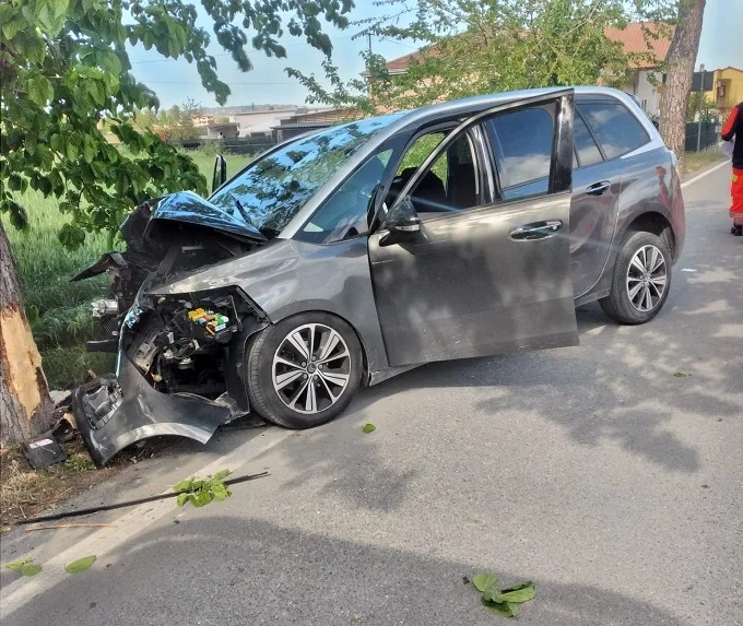 Muore in un incidente stradale a Corropoli: 58enne esce di strada e si schianta contro un albero