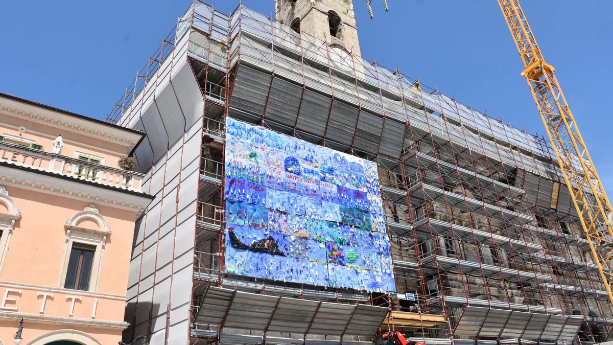 Un pannello artistico realizzato dai ragazzi per impreziosire il cantiere del palazzo dei Capitani 