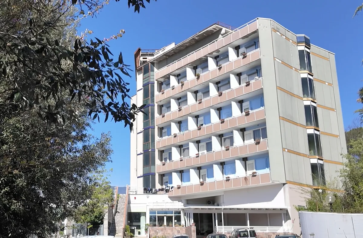 Sarebbe morta dopo le dimissioni dall'ospedale, la donna trovata senza vita in hotel