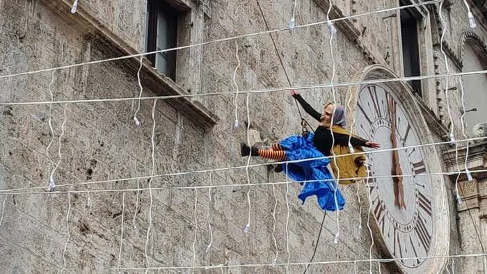 Migliaia di persone per la Befana in Piazza del Popolo ad Ascoli Piceno