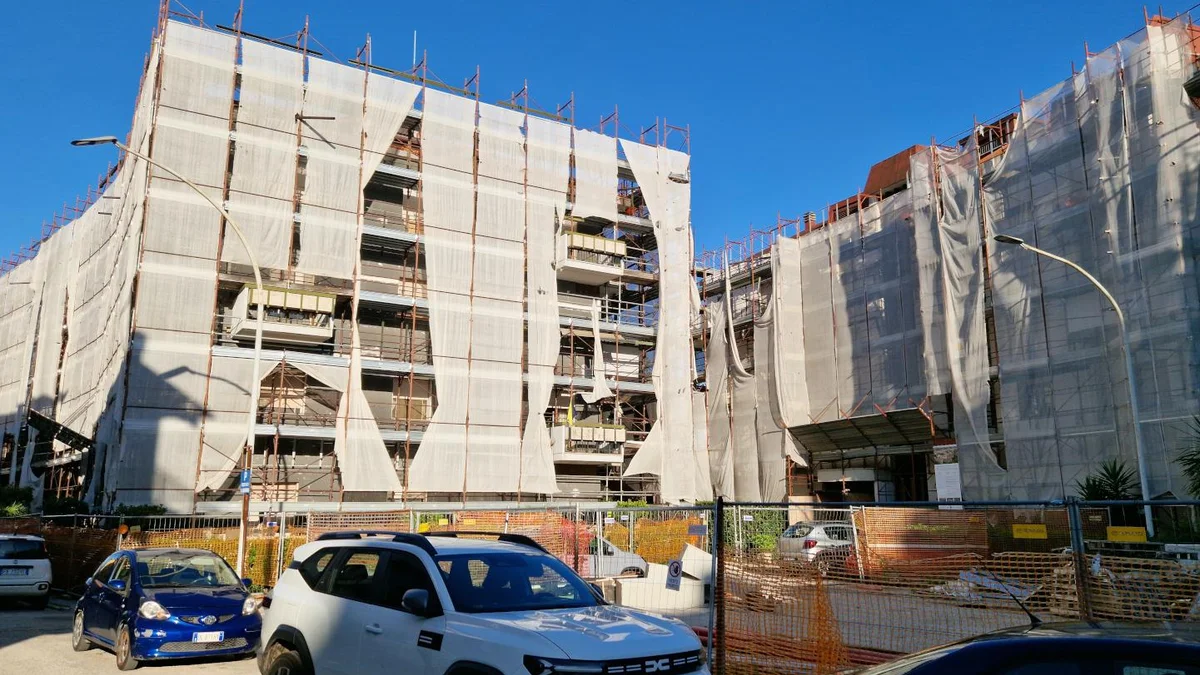 Ascoli Piceno - Cantiere del Superbonus in via Boito, i residenti: "Prigionieri delle impalcature"