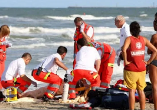 80enne colta da malore si accascia in acqua vicino alla battigia e muore 