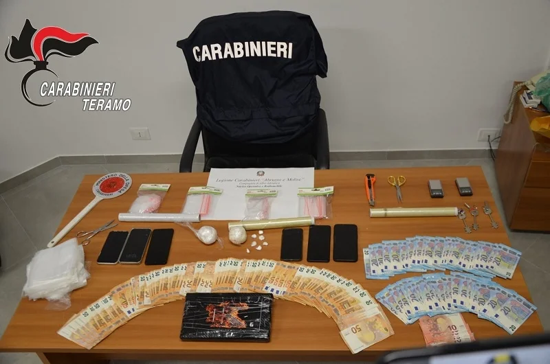 Sequestro di oltre 1,2 kg complessivi di cocaina e 5.500 euro in contanti, arrestati due soggetti extracomunitari