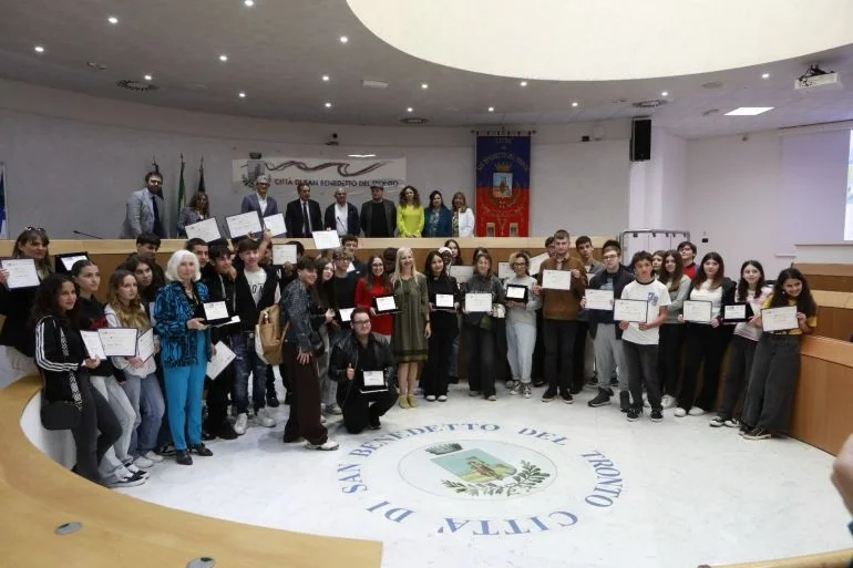 Premiazione del concorso indetto dall' Associazione Smart Piceno APS  " INTELLIGENZA ARTIFICIALE,( A.I.), Turismo e Territorio