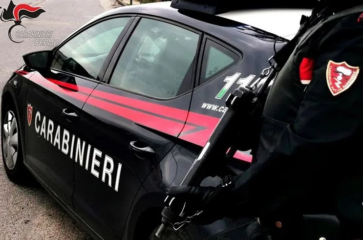 Rubano il cellulare e tentano l'estorsione, due denunciati