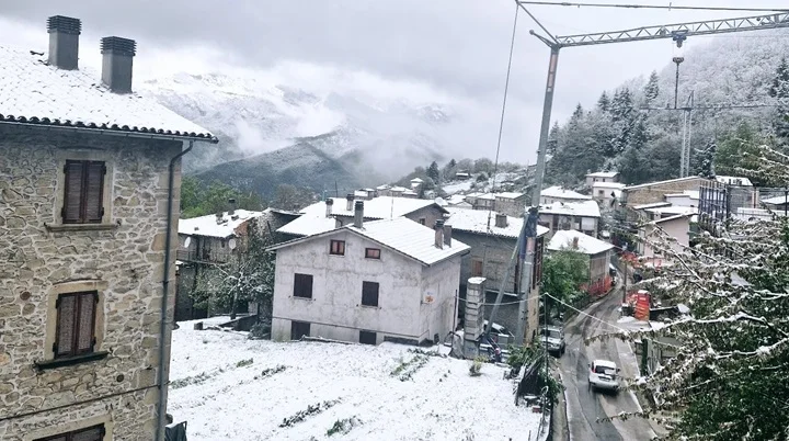 Ascoli - Meteo pazzo, i comuni montani del Piceno si risvegliano con la neve