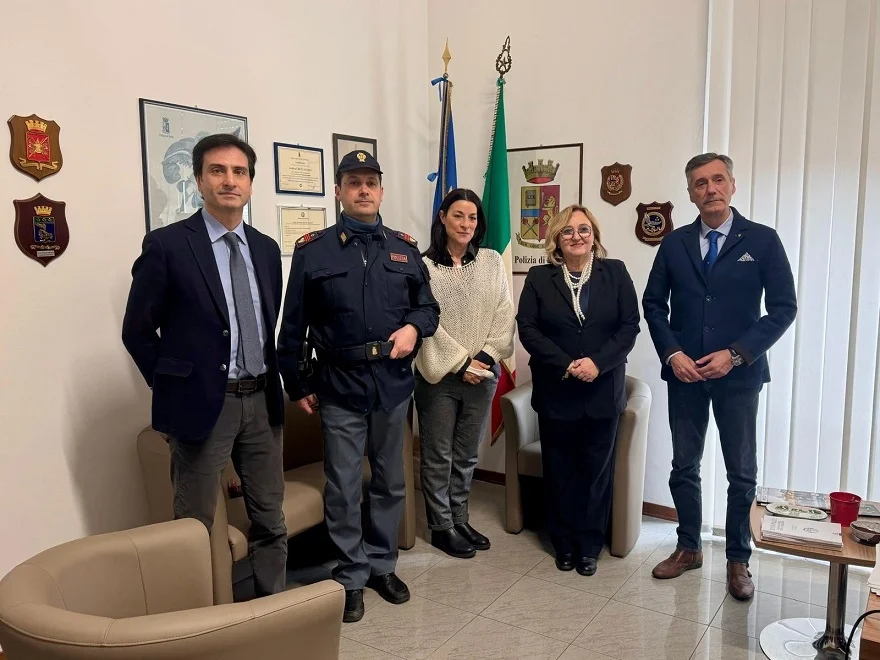 Il Sottosegretario Lucia Albano in visita al Commissariato di San Benedetto per incontrare l’agente ferito: "Grazie a chi ogni giorno protegge i cittadini, anche a rischio della propria incolumità"