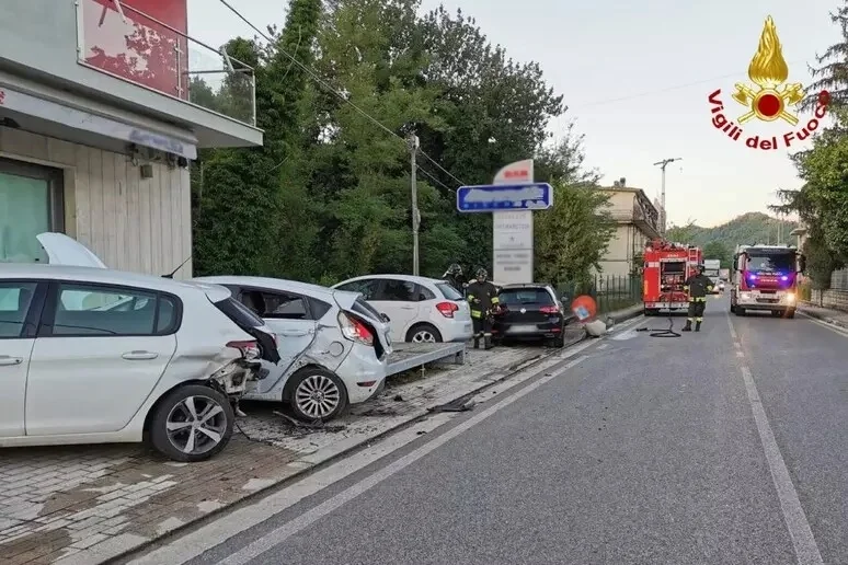 Fuga di gas dopo l'incidente stradale, residenti prima evacuati poi fatti rientrare