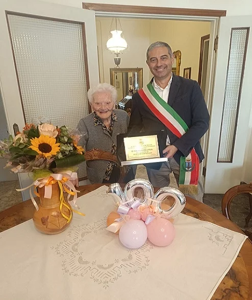 Delfina compie 100 anni, brindisi in musica col sindaco