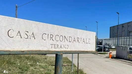 Teramo, droga e cellulari nascosti nelle scarpe e nei pacchi postali: rafforzati i controlli nel carcere