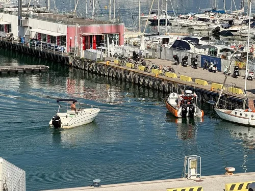 Diportista cade in mare, natante alla deriva: pronto intervento della Guardia Costiera 