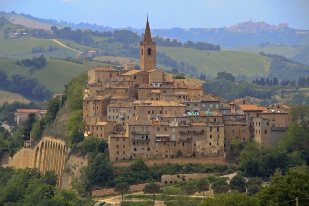Castignano - Violento fatto di cronaca in paese, pakistano accoltellato alla gola
