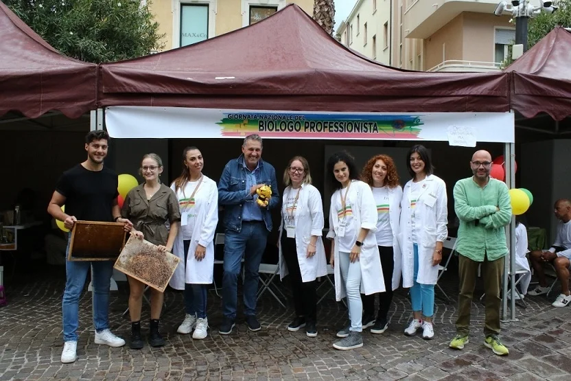 Successo per la giornata nazionale del biologo professionista. Entusiasmo e partecipazione per il laboratorio Api Gold Picene