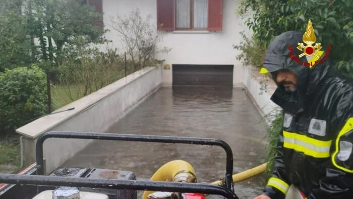 Pioggia e allagamenti nelle Marche, un pino si schianta su un compattatore