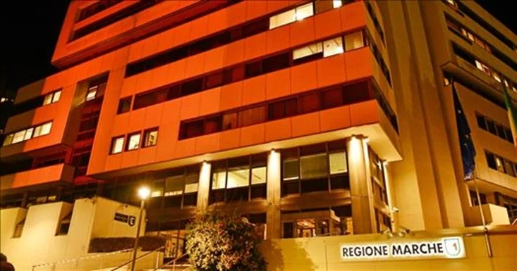 GIORNATA NAZIONALE DELLE CURE PALLIATIVE, PALAZZO RAFFAELLO E LA FONTANA DEL CALAMO SI ILLUMINANO DI ARANCIONE. LE INIZIATIVE SUL TERRITORIO REGIONALE