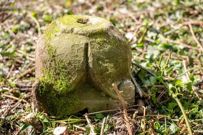 Arquata, durante la pulizia di un sentiero riaffiora un capitello antico