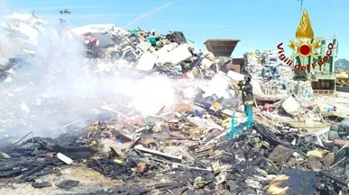 Incendio in impianto di rifiuti a Pagliare, intervento dei Vigili del fuoco 