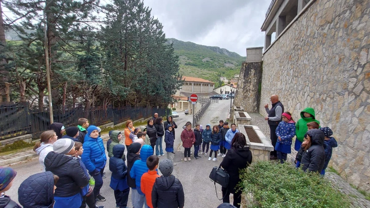 I bambini piantano i Semi di Calvino in occasione della Giornata della Terra 2024