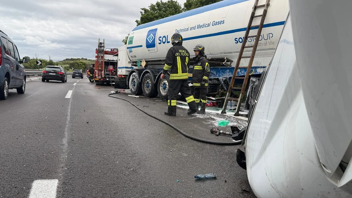 Autocisterna contro guardrail, in ospedale con l'elisoccorso l'autista del mezzo