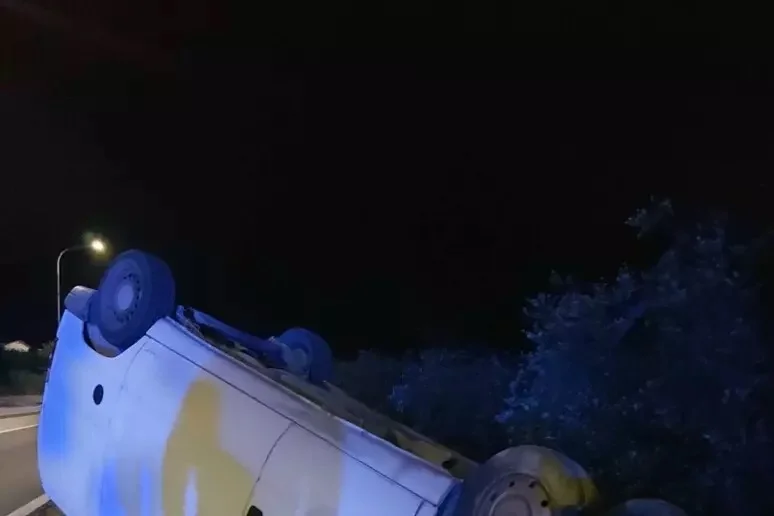 Furgone si ribalta con veicoli rubati, auto quasi investe gli agenti