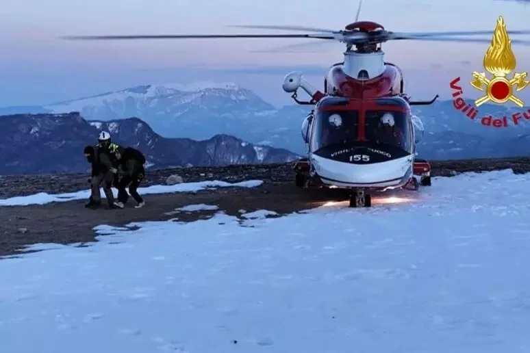 Escursionisti bloccati per il ghiaccio, recuperati da Drago 155