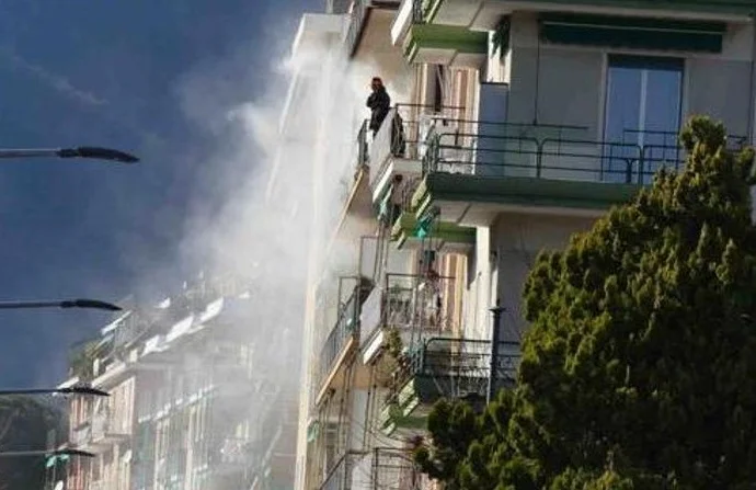 Casa invasa dal fumo dopo l'incendio scaturito dalla batteria di una bici elettrica