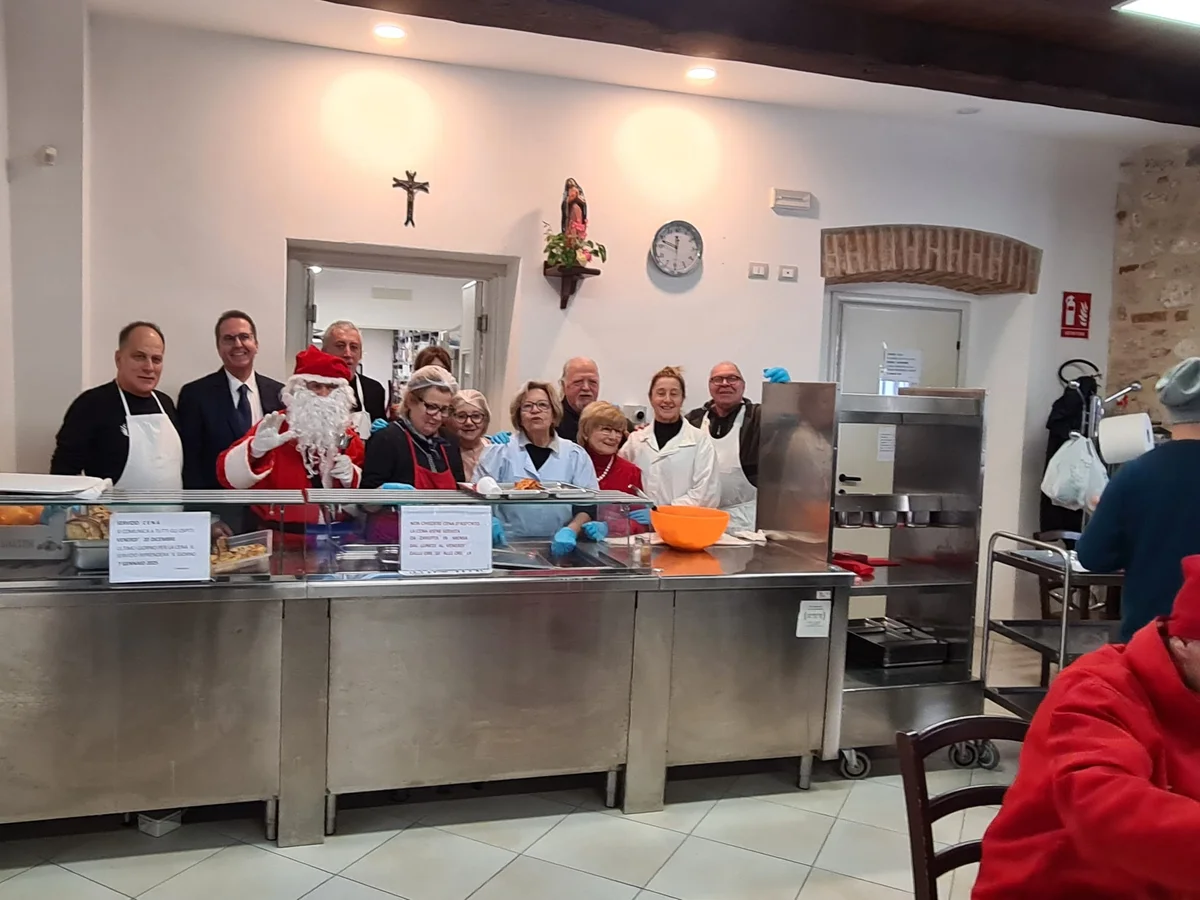 Ascoli Piceno - Pranzo di Natale alla Zarepta, anche Babbo Natale ha salutato gli ospiti bisognosi