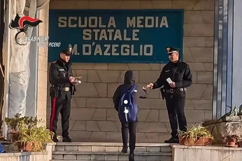 Dai Carabinieri un segnalibro agli studenti di Ascoli Piceno per combattere il bullismo