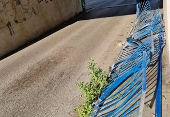 Ha un nome l'automobilista che ha seriamente danneggiato la ringhiera del sottopasso
