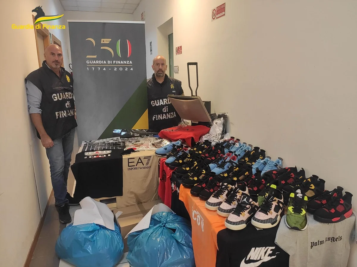 Teramo, sequestrati capi di abbigliamento con marchi contraffatti nonché una macchina tipo “pressa a trasferimento termico” utilizzata per imprimere i marchi