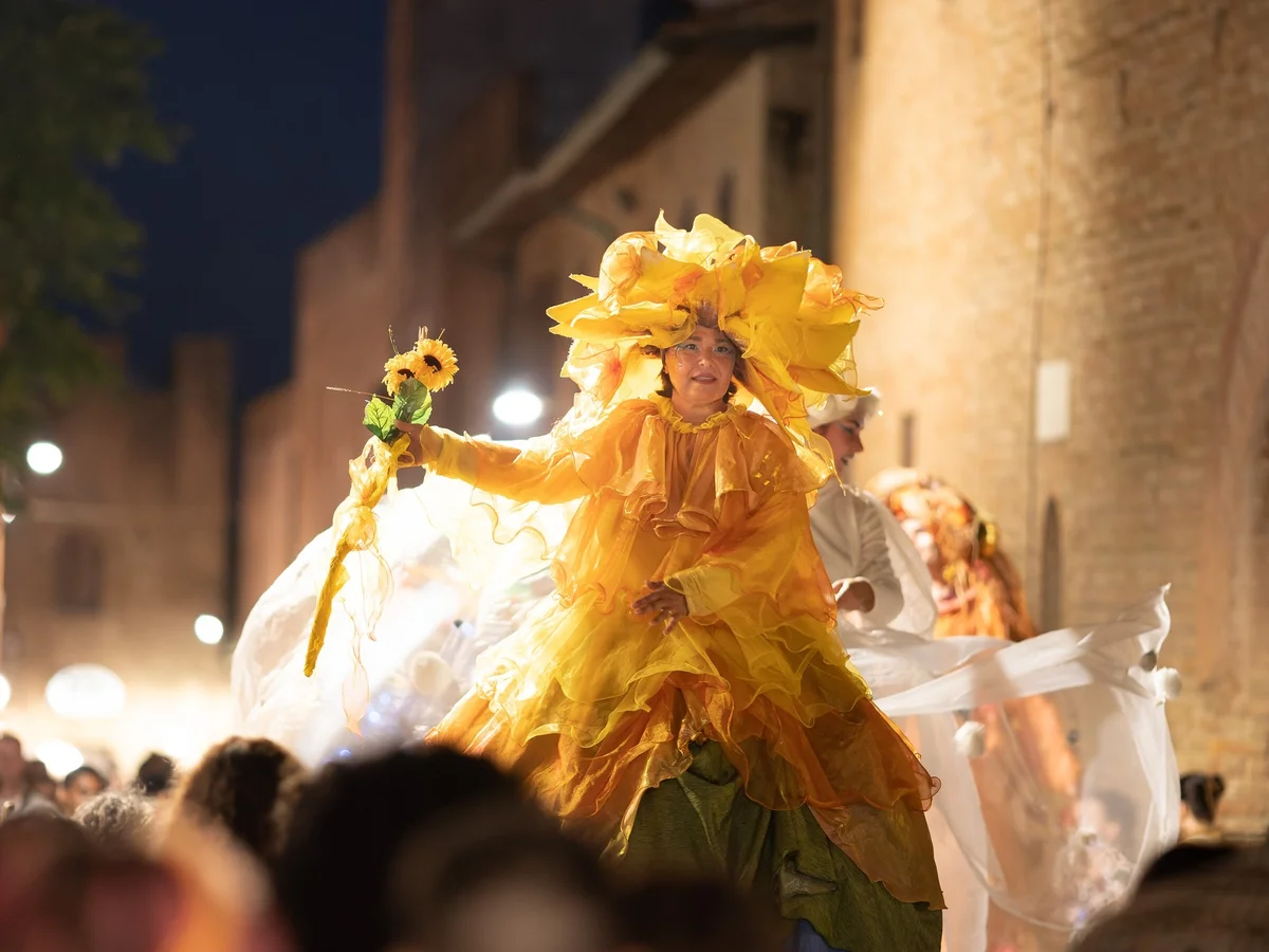 La notte, il circo e la luna: Festival di teatro di strada, circo e musica ad Ascoli Piceno.