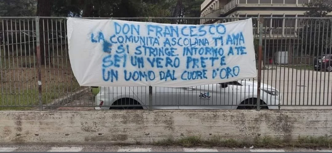 Ascoli Piceno - Cambio di cappellano all'ospedale, lo striscione dei fedeli per don Francesco Simeone
