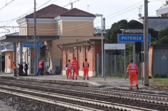 Abusi su una ragazza ai binari della stazione, denunciato un uomo 