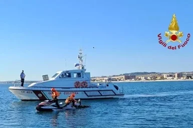 Cade in mare a Marotta e viene salvato dai Vigili del Fuoco 