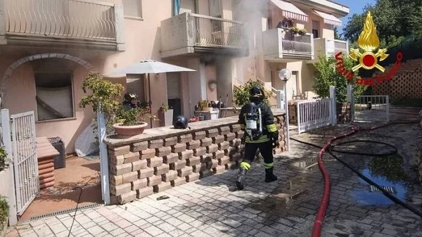 Fiamme in un appartamento a San Benedetto del Tronto, abitazione per ora inaccessibile 