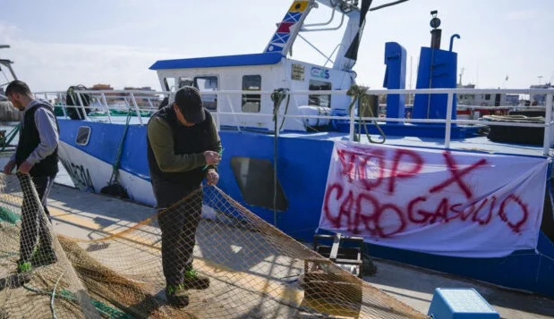 CARO GASOLIO, CRISI ENERGETICA E DIRITTI AL FUTURO: AVS E PSI A FIANCO DELLA MARINERIA SAMBENEDETTESE